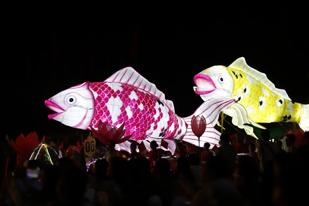 Nhiều mô hình đèn lồng khổng lồ được rước trong đêm hội Thành Tuyên 2023. Ảnh: VIẾT CHUNG