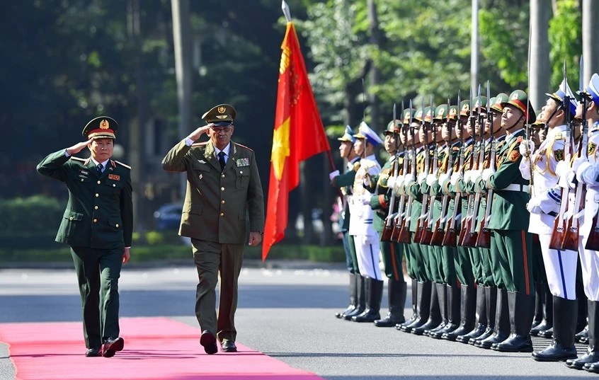Thượng tướng Nguyễn Tân Cương và Thượng tướng Roberto Legrá Sotolongo duyệt Đội danh dự Quân đội nhân dân Việt Nam