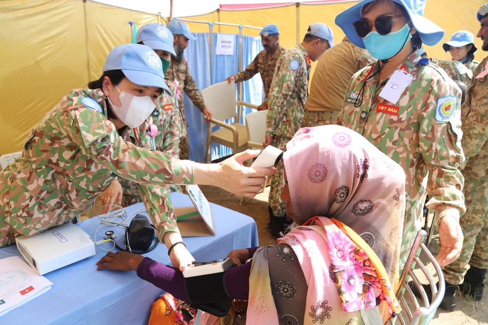 Các y, bác sĩ của Đội Công binh Việt Nam khám chữa bệnh miễn phí cho người dân ở Abyei