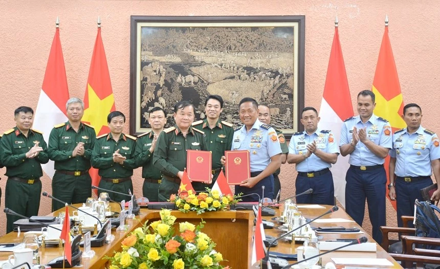 Thượng tướng Hoàng Xuân Chiến và Trung tướng Donny Ermawan Taufanto ký biên bản Đối thoại Chính sách Quốc phòng Việt Nam - Indonesia lần thứ 3