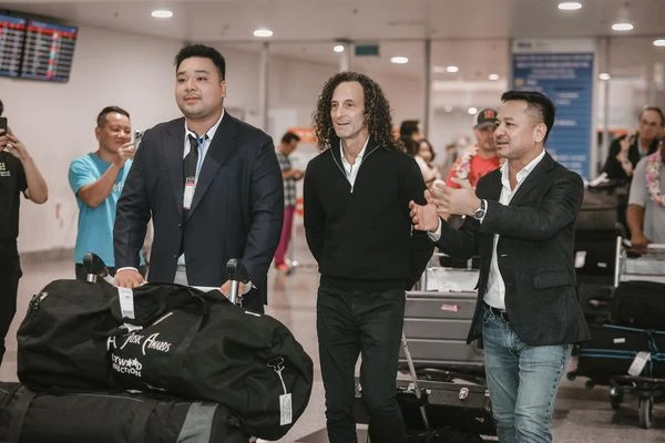 Dù vừa trải qua một chuyến bay dài nhưng Kenny G vẫn nở nụ cười tươi, thân thiện vẫy tay chào người hâm mộ khi đặt chân xuống sân bay Nội Bài.