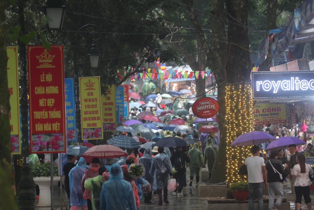 Nhiều lễ hội lớn mùa xuân đã thu hút lượng du khách lớn đến Hà Nội. Ảnh VIẾT CHUNG