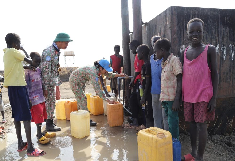 Đội Công binh Việt Nam đã xây dựng điểm cấp nước sạch giúp người dân Abyei vượt qua mùa khô cạn