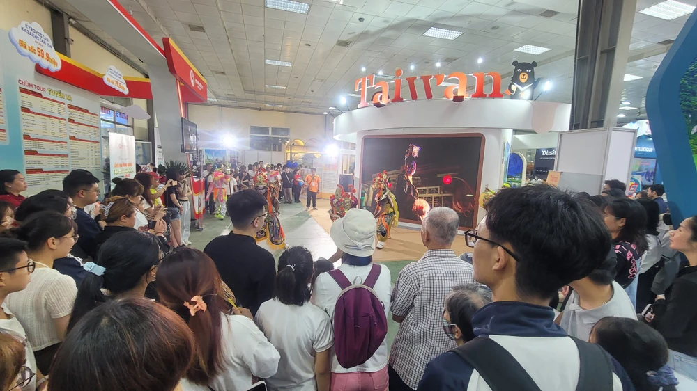 Các gian hàng quốc tế tại Hội chợ VITM Hà Nội 2024 đông tới tận những phút cuối cùng trước khi đóng cửa.