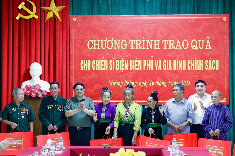 Thủ tướng Phạm Minh Chính thăm hỏi, tặng quà các chiến sĩ Điện Biên và gia đình chính sách tại thành phố Điện Biên Phủ, tỉnh Điện Biên, chiều 16-4. Ảnh: VIẾT CHUNG