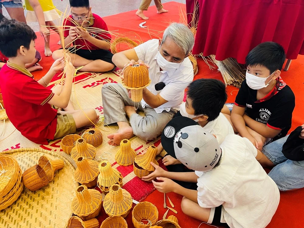 Trải nghiệm làm đồ chơi với các nghệ nhân làng nghề truyền thống