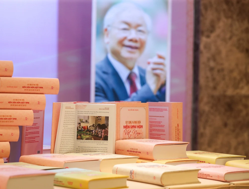 Sách "Xây dựng và phát triển nền văn hóa Việt Nam tiên tiến, đậm đà bản sắc dân tộc". Ảnh: NGUYỄN NAM