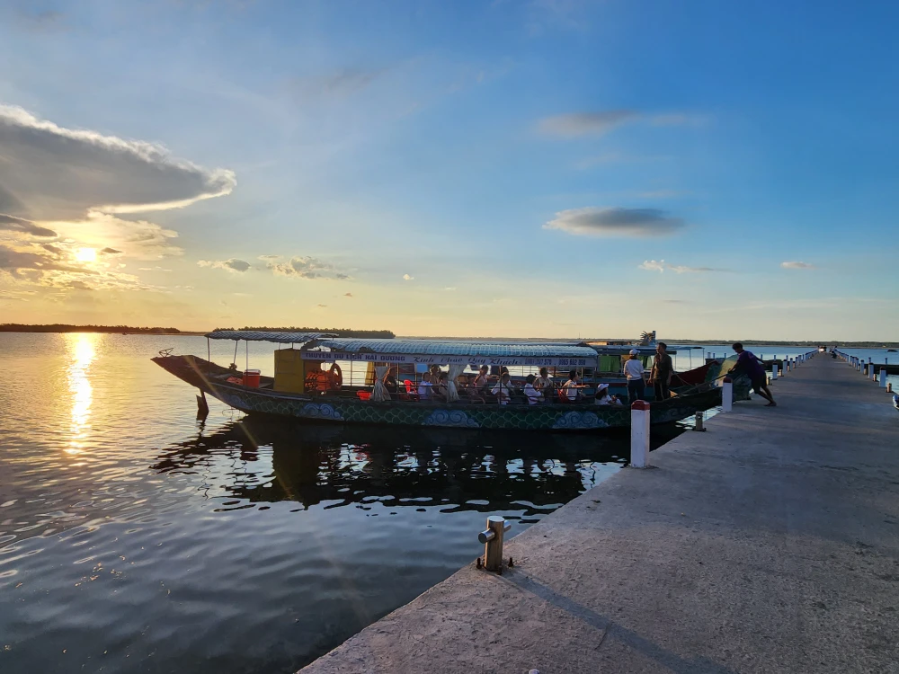 Ngắm hoàng hôn trên phá Tam Giang (tỉnh Thừa Thiên Huế) là một trong những điểm đến được nhiều bạn trẻ Gen Z tìm kiếm