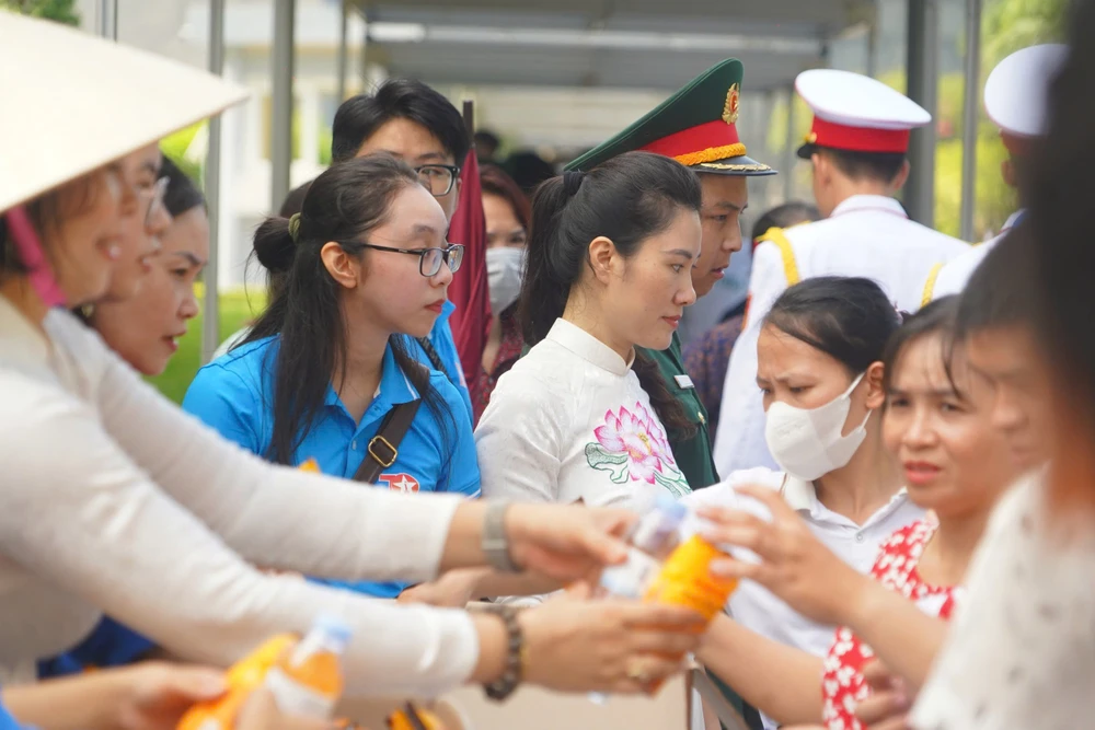 Tặng quà cho người dân vào Lăng viếng Bác