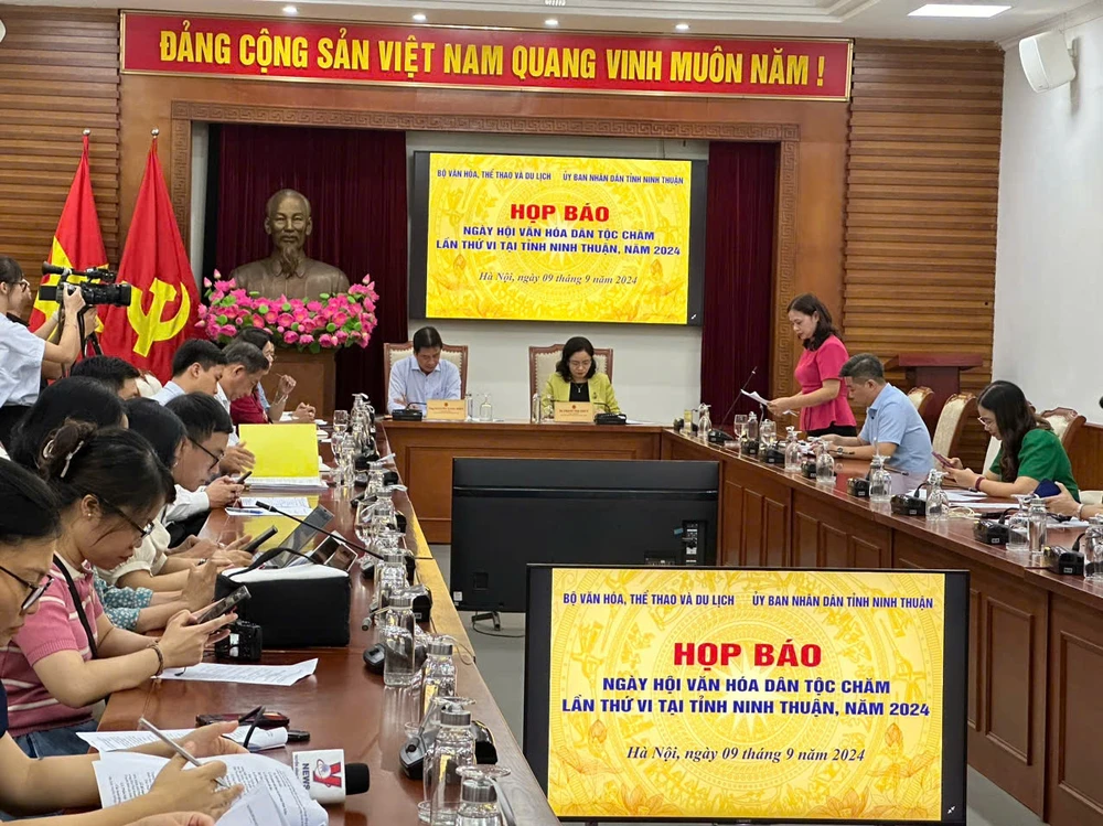 Quang cảnh buổi họp báo 