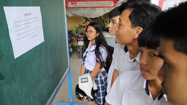 學生看9號颱風休假通報。