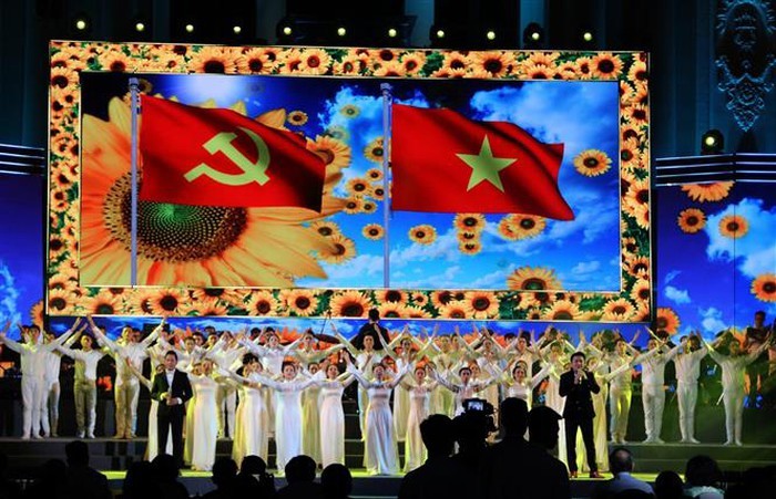2月2日晚上，慶祝越南共產黨成立89年本市舉行文藝表演節目。
