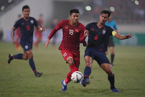何德征（紅衣）為越南隊領先泰國1比0。