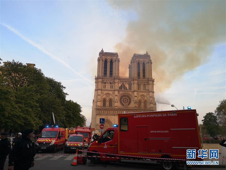巴黎圣母院发生大火