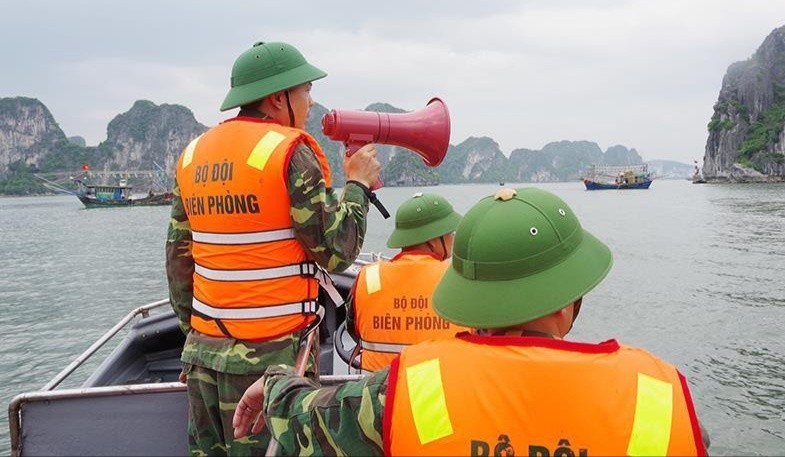 廣寧省邊防部隊通報要求漁民回岸、逃避颱風。
