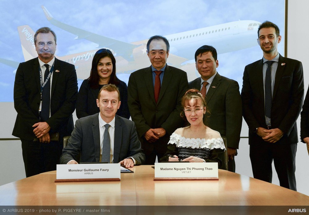 越捷航空公司總經理阮氏芳草（前排右）與空巴集團董事長兼總經理Guillaume Faury簽訂合同。