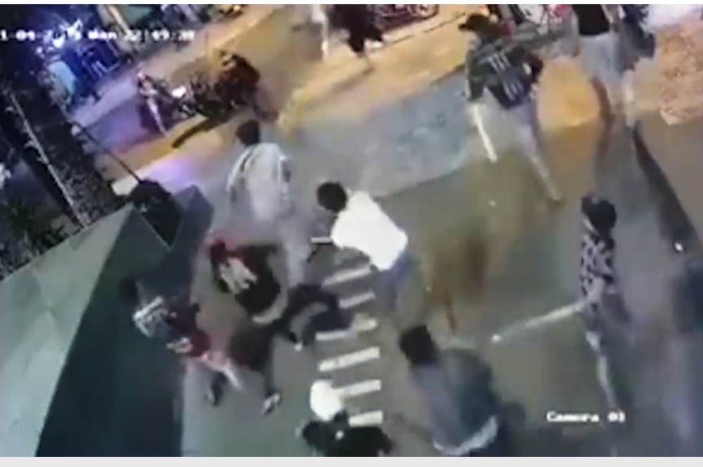 視頻中記錄了一夥約20人持著銳器圍毆一名男子，從路上追趕至地下存車場。