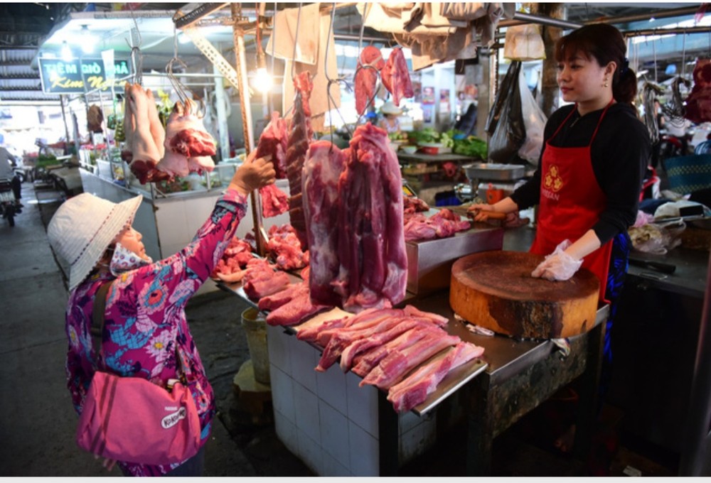 民眾在新平郡新山一市場選購豬肉。
