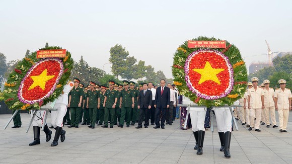 本市領導代表團向胡志明主席和英雄、烈士敬上鮮花。
