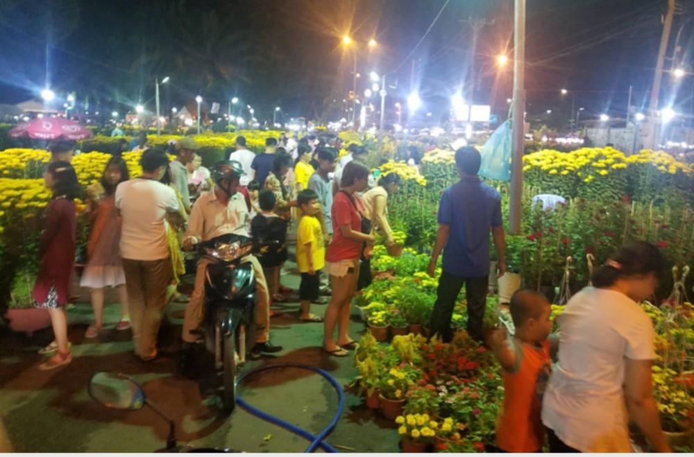消費者深夜在嘉定公園選購鮮花。