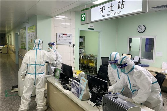 中國湖北武漢醫院醫務工作者緊張工作中。