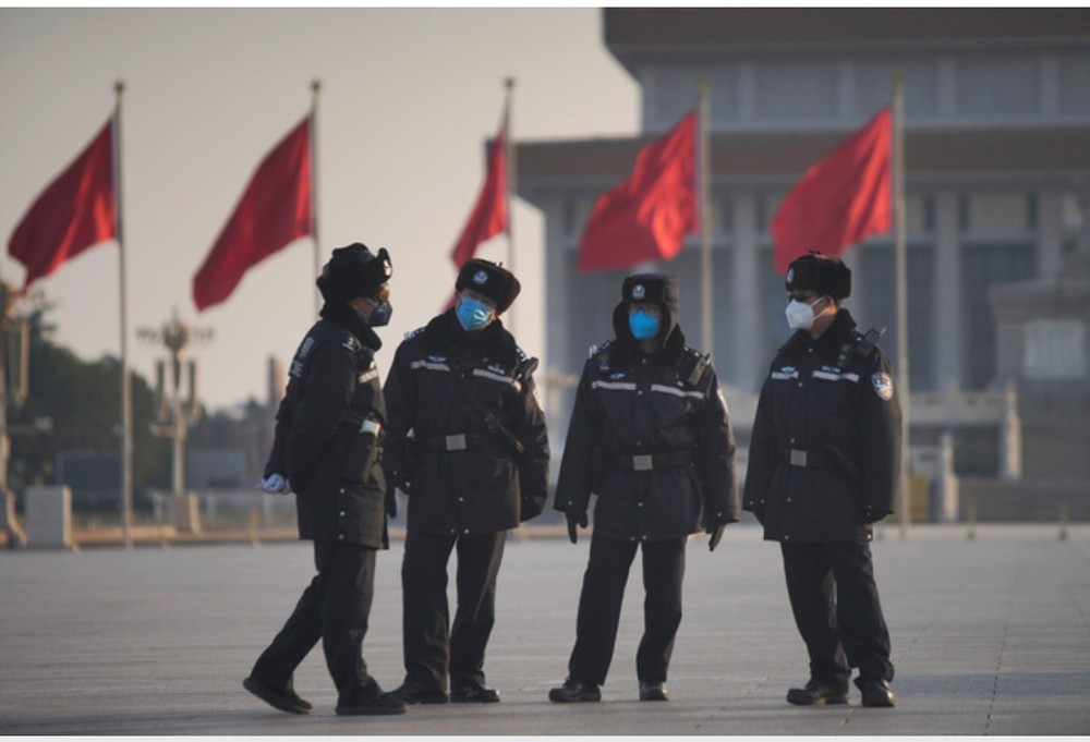 中國警察在北京天安門帶口罩執勤。