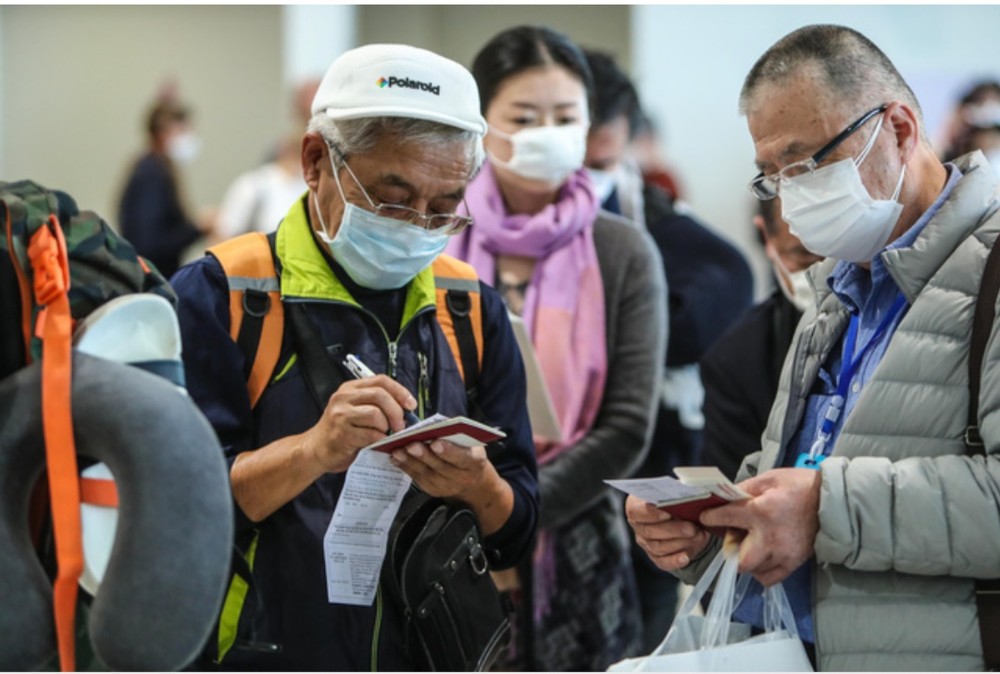 外國人在機場進行醫療申報申報