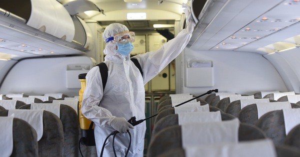 檢疫人員對飛機進行消毒。(圖源：tuoitre.vn)