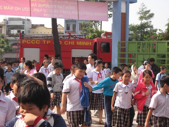 張權學校小學生進行消防演習。