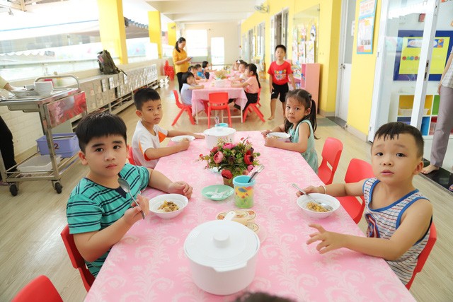 幼兒園學生吃午飯。