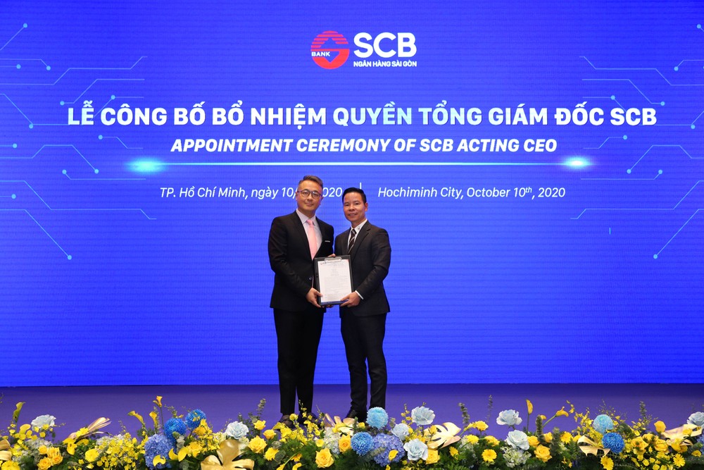 西貢銀行董事長丁文成向Chen Yi-Chung先生(左)頒發擔任代總經理《決定》。