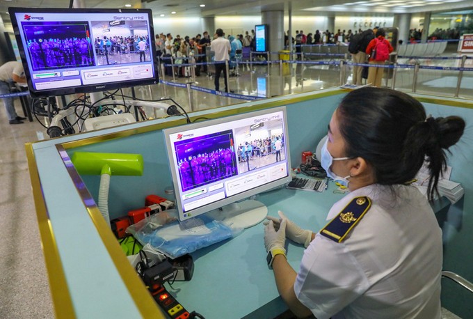 市國際衛生檢疫中心人員在新山一機場進行醫療監控。(圖源：互聯網)