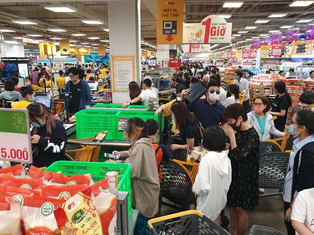 顧客在E-Mart超市的結賬區排長龍等待付款。