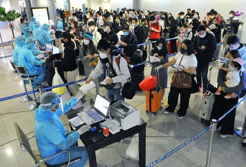 人民在出境前需採樣檢測新冠病毒。