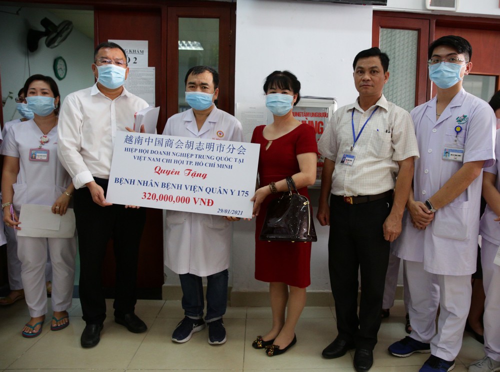 本市中國商會會長趙騫（左二）代表向175醫院捐款。