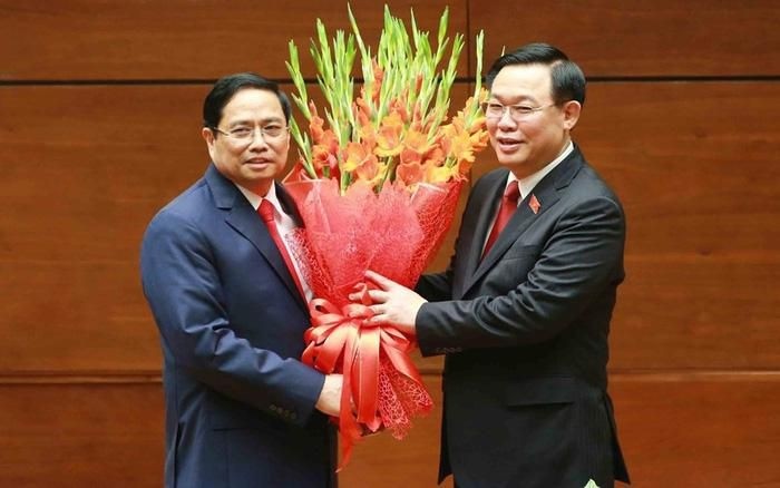 國會主席王廷惠(右)向政府總理范明政祝賀並贈送鮮花。