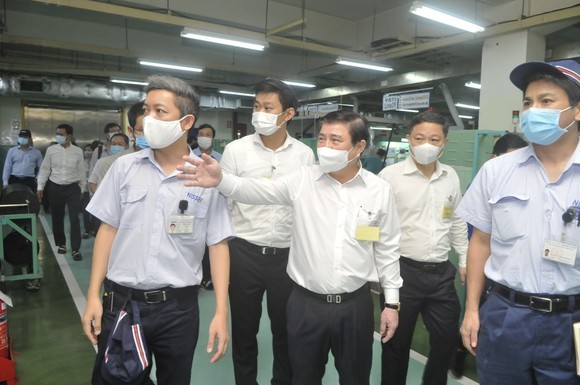 市人委會主席阮成鋒檢查某公司的防疫工作。