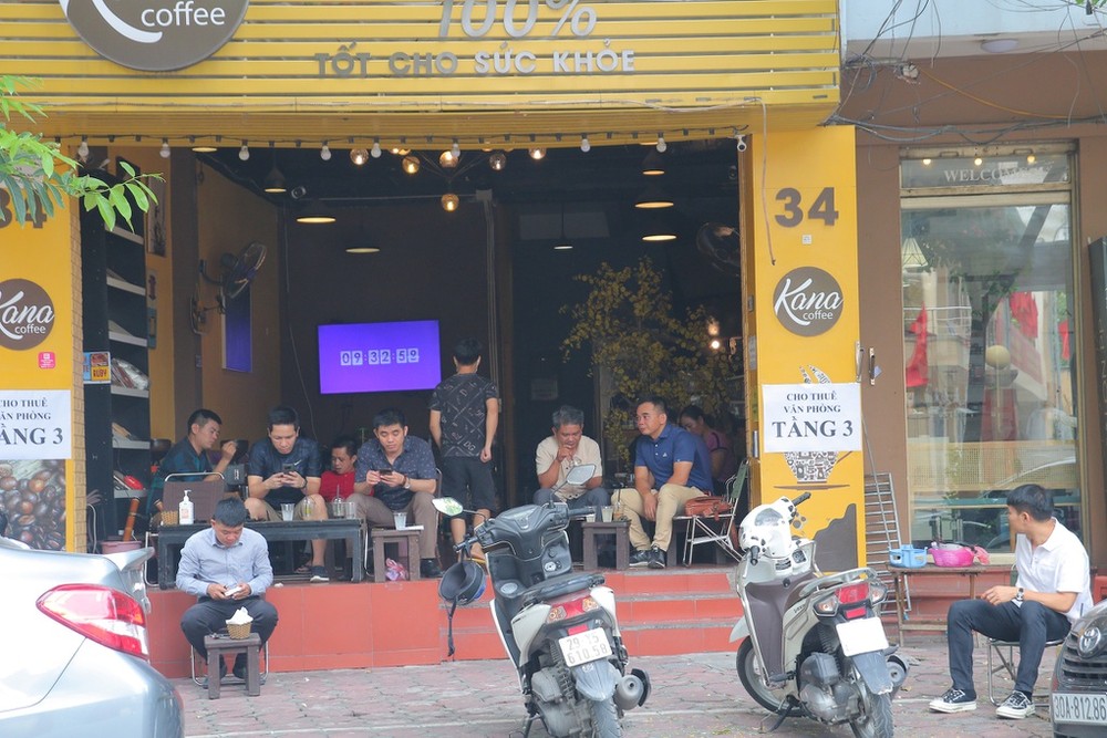 河內市咖啡館首天復業。