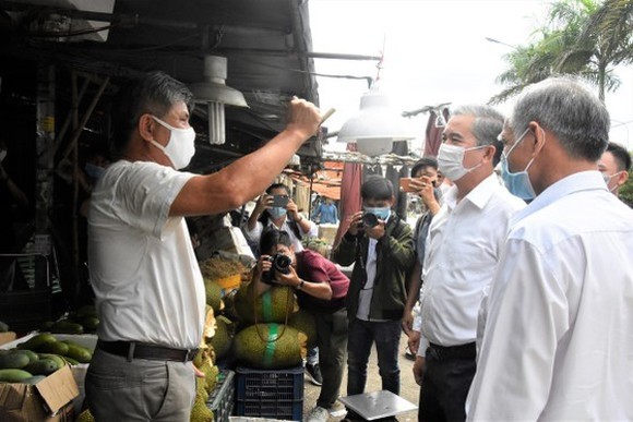 市人委會副主席吳明珠於5月6日在福門集散市場檢查防疫工作。 