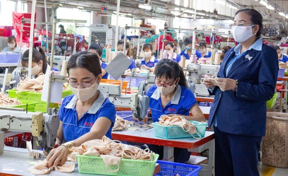 第十二郡某時裝公司工人在生產。