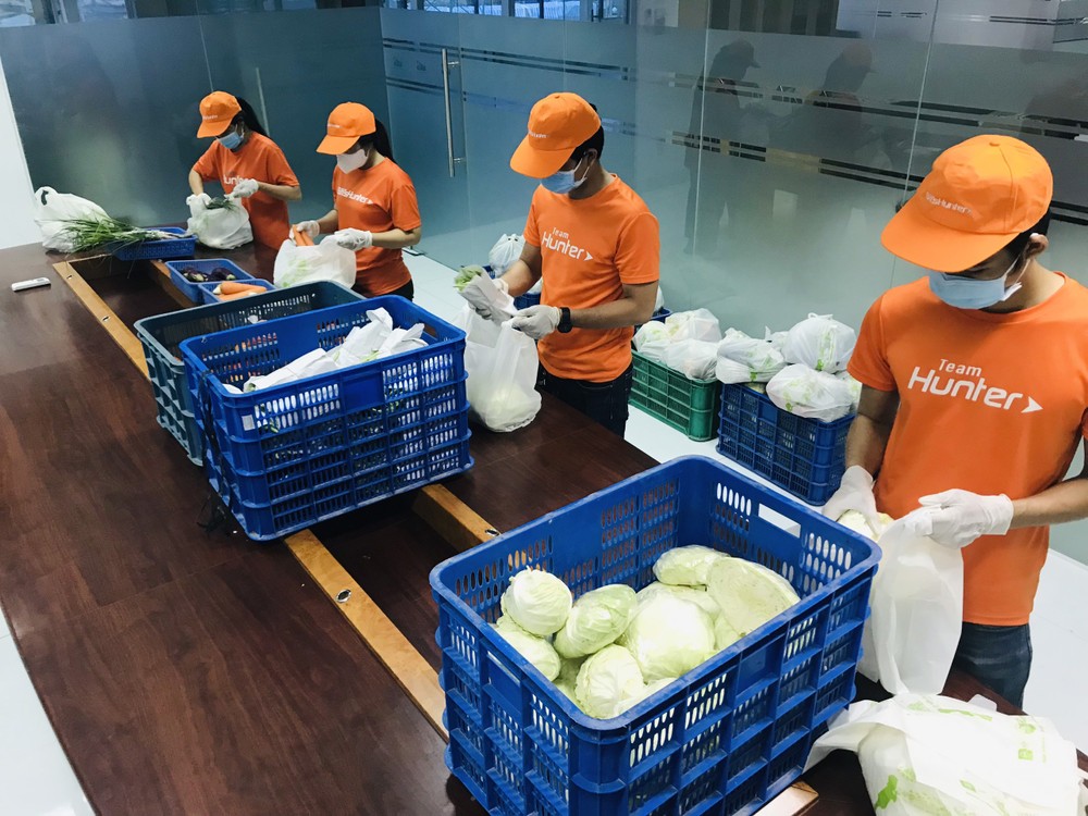 平仙公司員工在包裝農產品以售給顧客。
