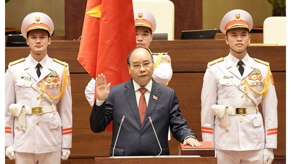 國家主席阮春福宣誓就職。