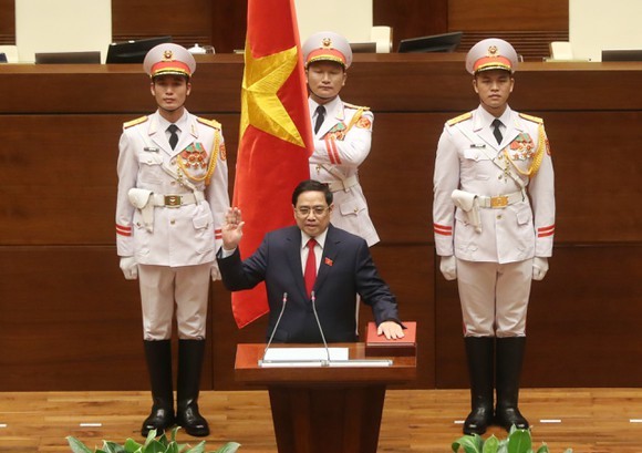 政府總理范明政宣誓就職。