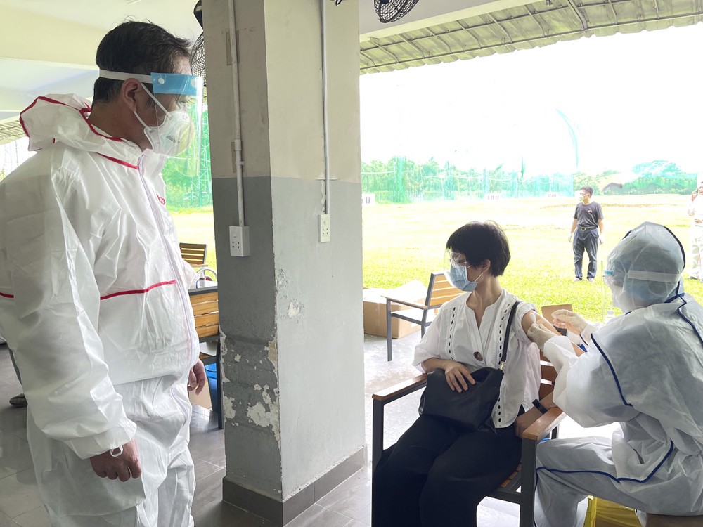 中國駐本市總領事吳駿（左一）關心中國同胞接種疫苗。