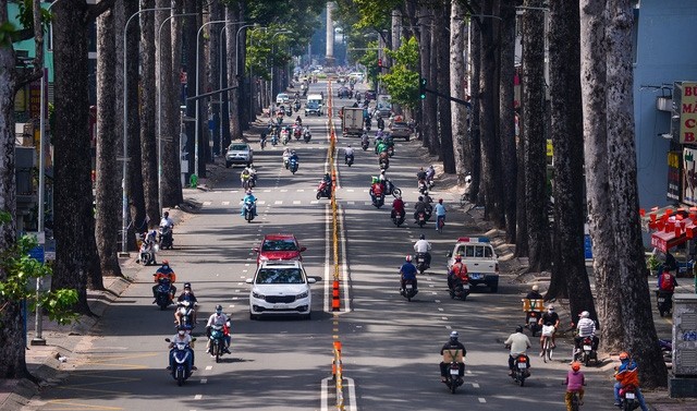 第十郡阮知方街呈現大量車輛往來景象。(圖源：tuoitre.vn)