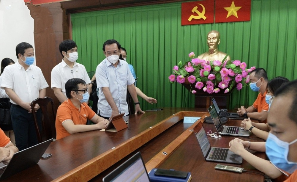 市委書記阮文年視察重啟經濟與抗疫指揮中心的運作。