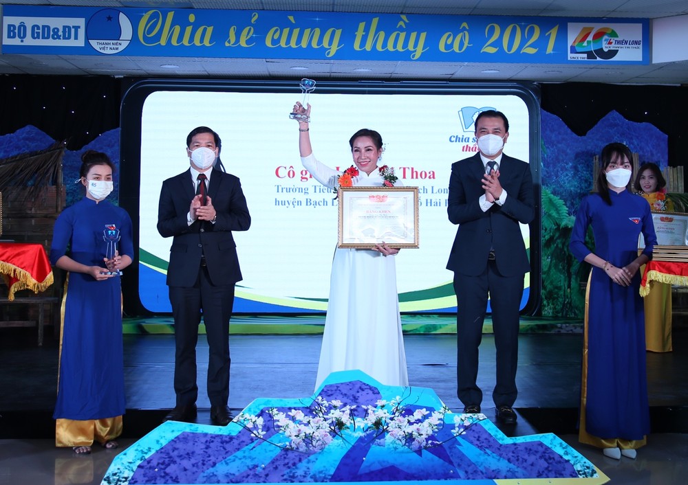天龍集團行銷部門經理鄭文豪(左二)與越南青聯會領導頒獎給教師。