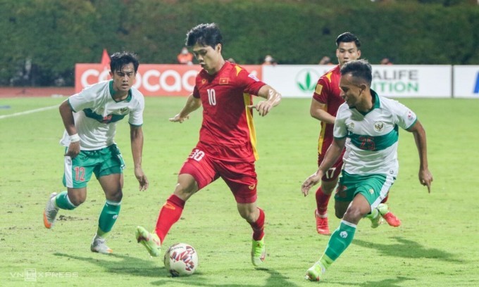 阮功鳳一直被印尼球員跟進。（圖源：互聯網）