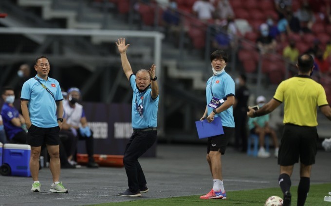 越南足球隊主教練樸恆緒反對裁判員的決定。