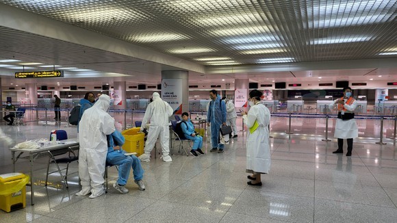 在機場對入境者進行快速檢測。